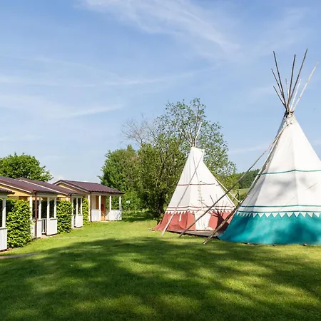 Teepee A Karavanove Stani Koupalo Janovicky Κάμπινγκ