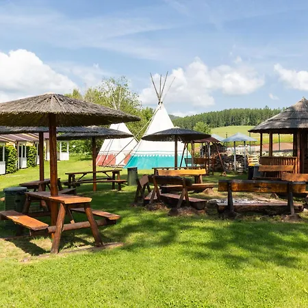 Teepee A Karavanove Stani Koupalo Janovicky *