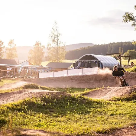 Teepee A Karavanove Stani Koupalo Janovicky 캠프장 *