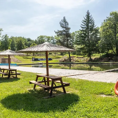 Teepee A Karavanove Stani Koupalo Janovicky 캠프장 Hermankovice