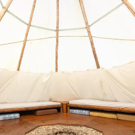 Teepee A Karavanove Stani Koupalo Janovicky 캠프장 *