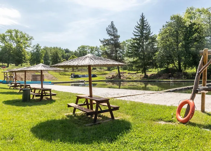 Teepee A Karavanove Stani Koupalo Janovicky Кемпинг Hermankovice